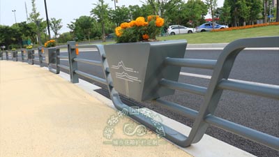 森格物不銹鋼鍍鋅板公路護(hù)欄花箱