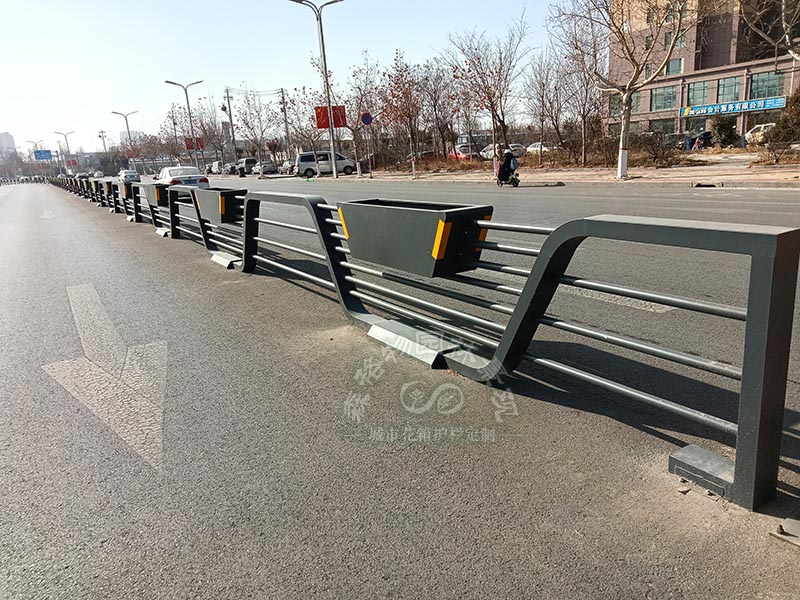 山東德州中央隔離船型花箱護欄案例