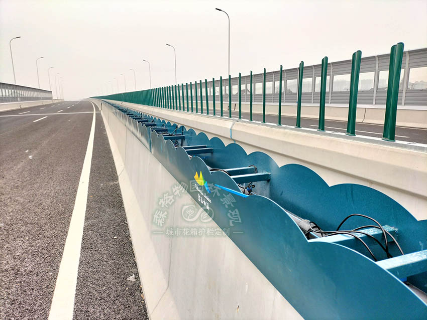 上海金山高架橋梁不銹鋼花槽帶自動滴管系統(tǒng)