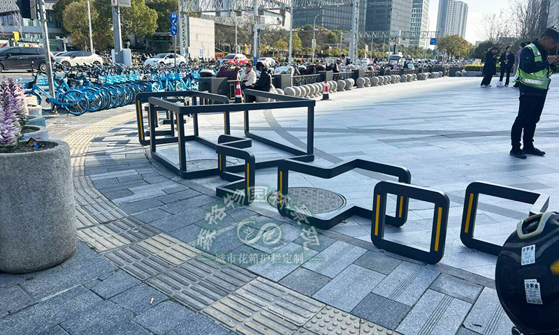 上海閔行某廣場車擋無障礙通道隔離案例