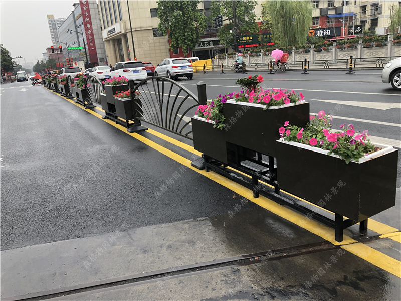 森格物道路隔離帶的PVC花箱 是如何設計的？