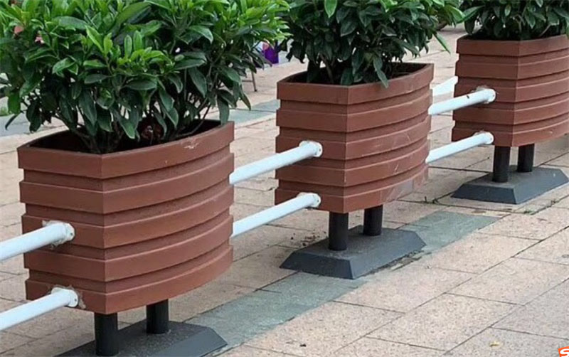 PVC花箱花盒與實木花箱花盒相比有什么優勢？