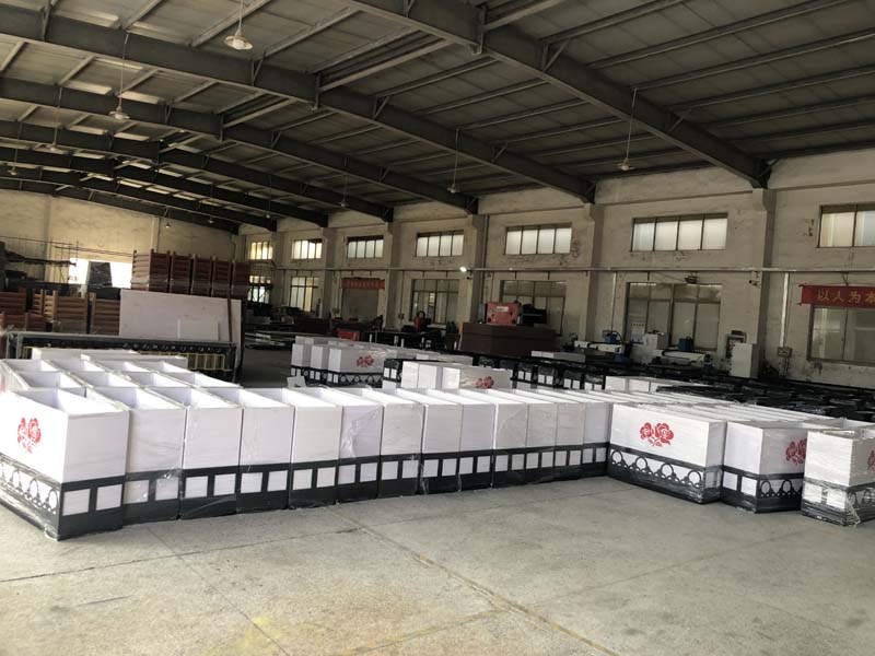 pvc道路景觀花箱已是道路綠化的常規解決方案之一