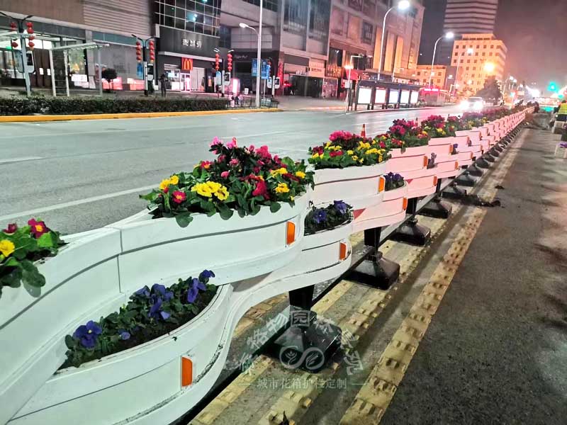 PVC花箱護欄在我們的生活中起到美化環境的作用。