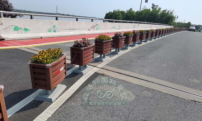 鋁合金一桶一鏈花箱外觀曲線靈動、柔美、富有變化