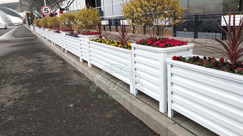 白色鋁合金花箱，樸素的白，是一種審美也是素簡的心性