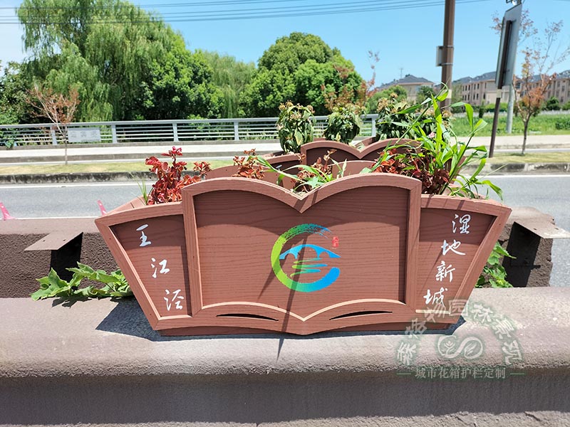 橋墩上的扇形花箱 江南水鄉味十足