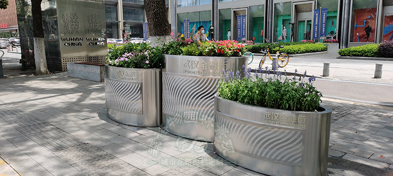 不銹鋼花箱對(duì)一個(gè)空間有怎么樣的藝術(shù)提升