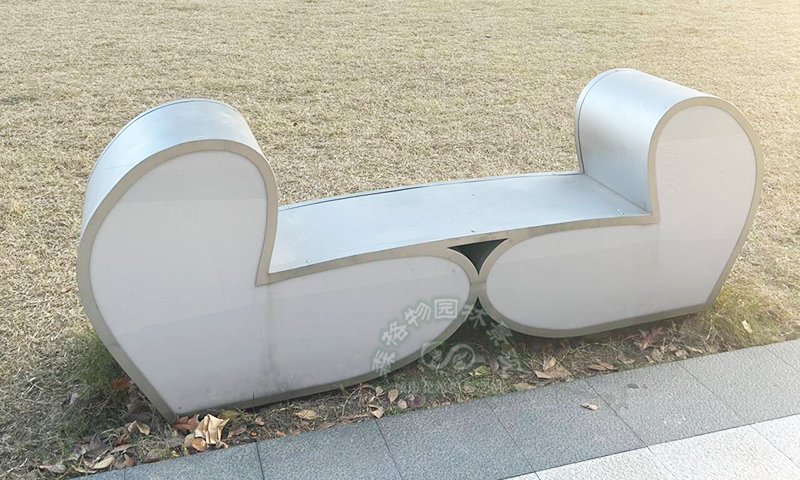 心形不銹鋼景觀坐凳定制：藝術與實用的完美融合