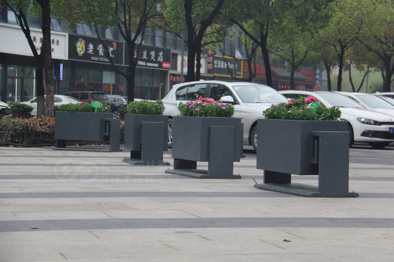 浙江嘉興停車場道路隔離花箱案例