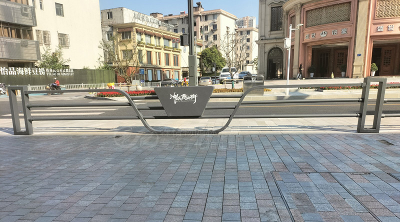 無錫商業(yè)街道路隔離花箱案例