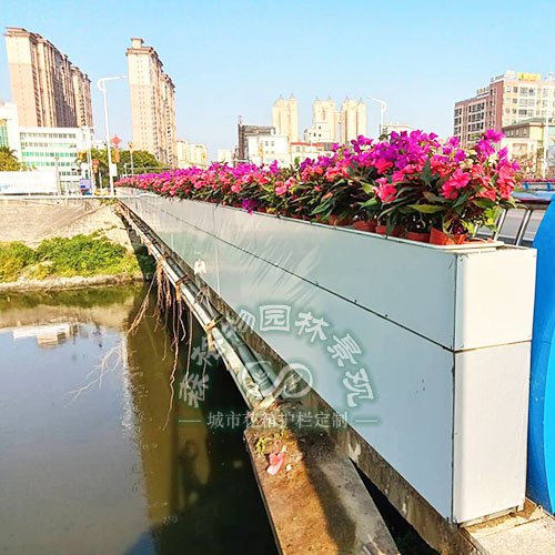 城市橋梁護欄外側落地花箱