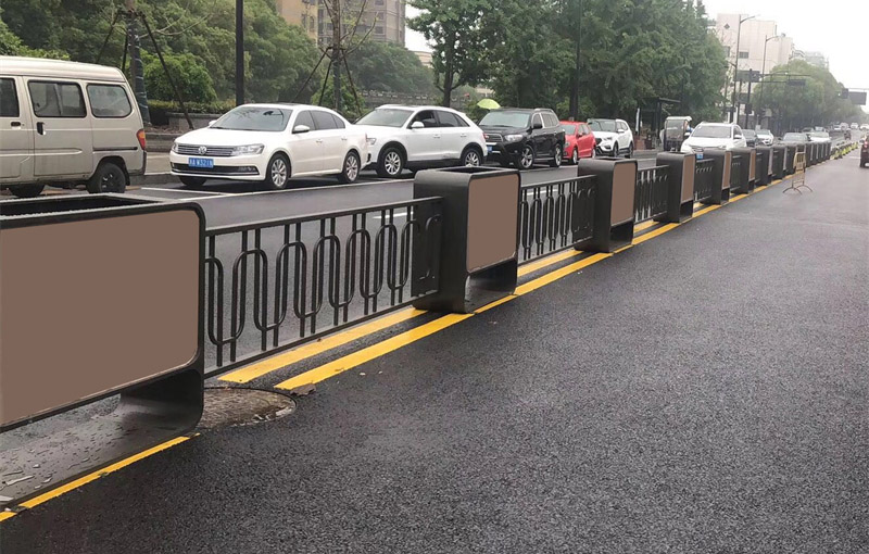 采購花箱如何選擇適合的戶外護欄花箱？