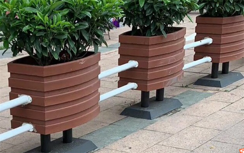 PVC道路護(hù)欄的優(yōu)勢(shì)和掉角問(wèn)題分析