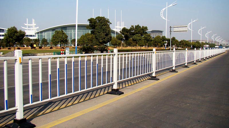 市政護(hù)欄有必要安裝反光條嗎？