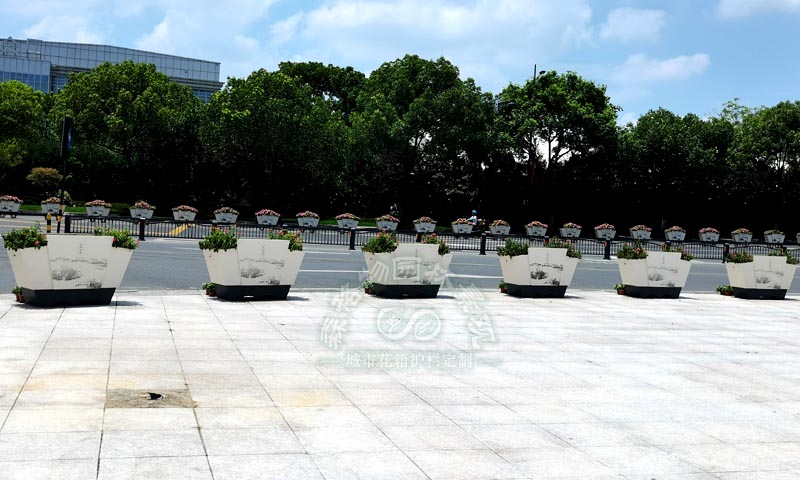 道路PVC花箱在景觀綠化中使用的原則