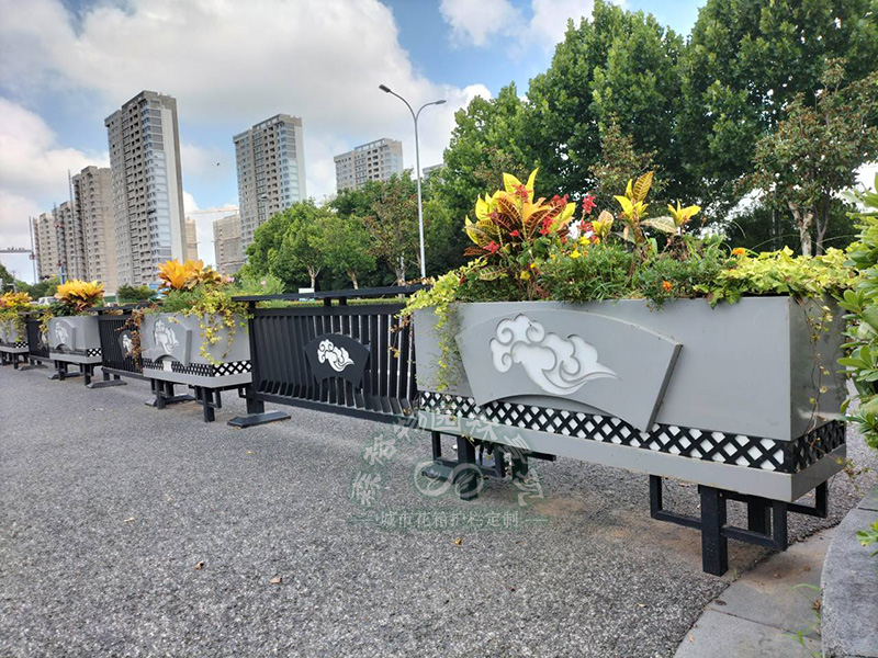 道路隔離花箱的作用！道路隔離花箱讓鮮花芬芳整個(gè)城市