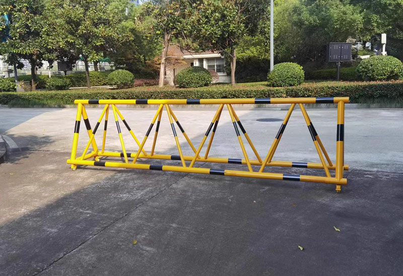 拒馬護(hù)欄快速設(shè)置隔離帶，保障群眾安全