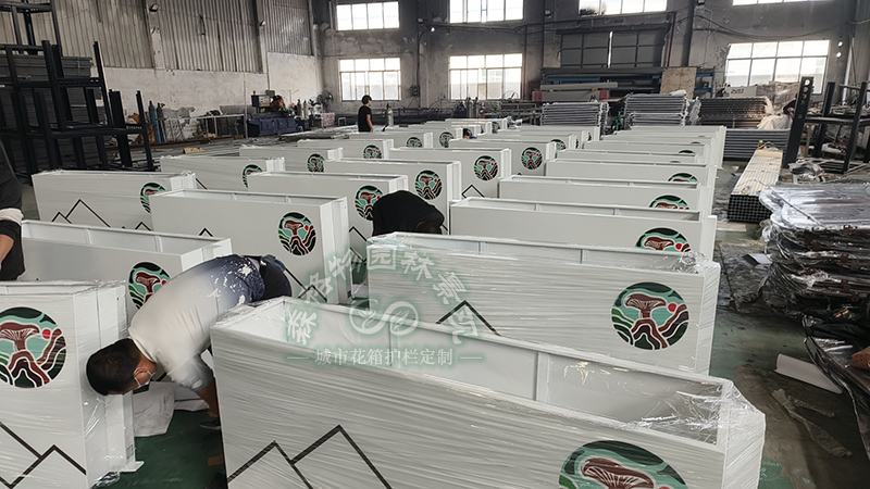 一座城一道風景，打造具有當?shù)匚幕厣氖姓缆坊ㄏ渥o欄