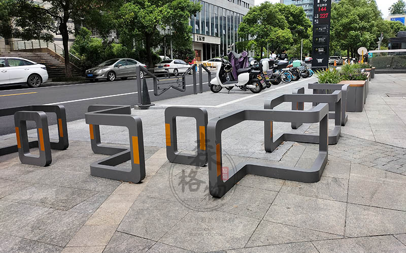 現在的商業街為什么喜歡安裝防撞車擋護欄