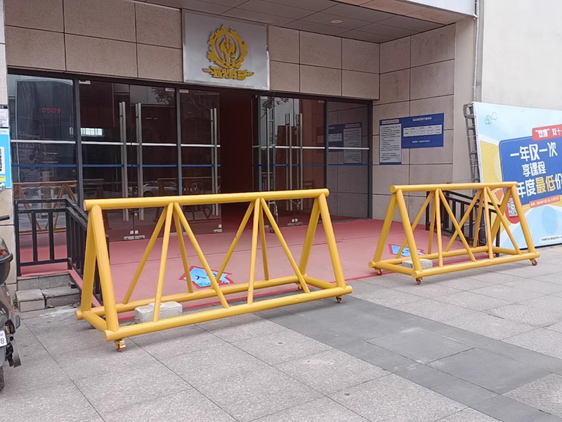 拒馬護(hù)欄快速設(shè)置隔離帶,保障群眾安全 拒馬護(hù)欄快速設(shè)置隔離帶,保障群眾安全